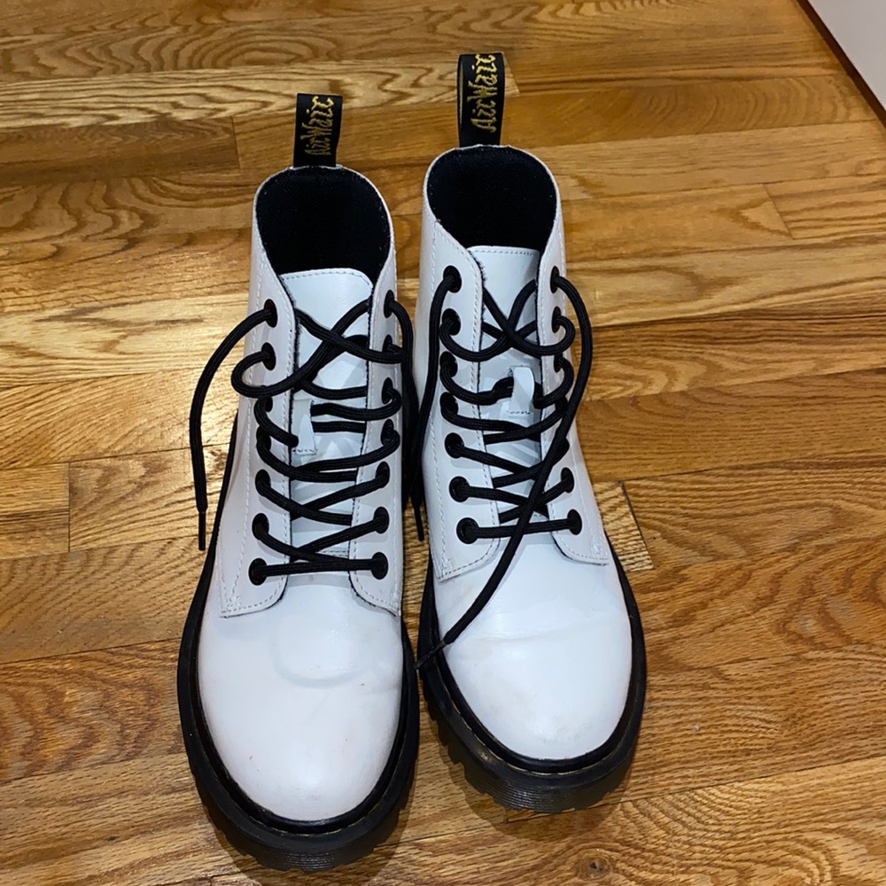 WHITE DOC MARTENS SIZE 7
